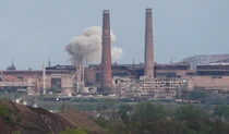 Дым над заводом «Азовсталь»