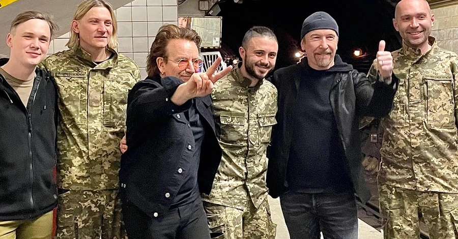 Легендарний рок-гурт U2 приїхав до Києва і заспівав у підземці