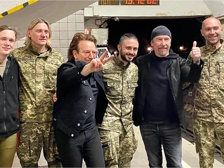 Легендарний рок-гурт U2 приїхав до Києва і заспівав у підземці