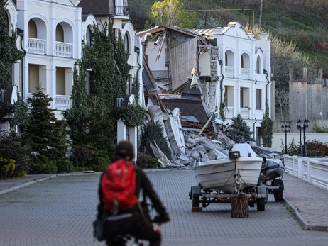 Во время ракетного обстрела Одессы рухнула часть отеля на набережной
