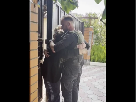 Полиция показала трогательные кадры встречи жительницы освобожденных Циркунов с сыном-защитником