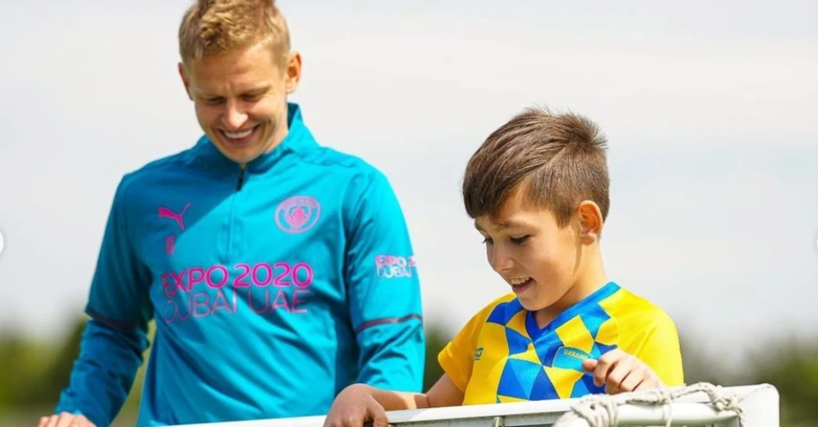 Футболист Зинченко провел тренировку с 10-летним украинским беженцем