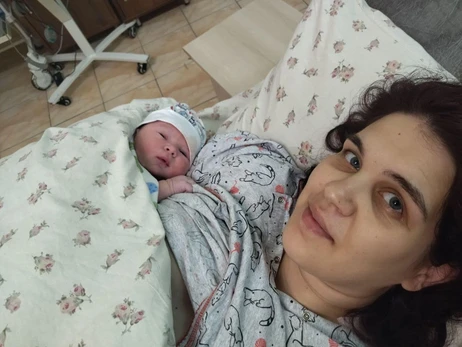 Беременная мариупольчанка, которая прошла пешком 15 км, спасаясь от российских оккупантов,  родила сына