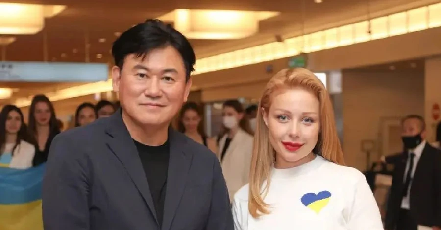 Тина Кароль встретилась в Японии с миллиардером, который пожертвовал Украине 8,7 млн. долларов
