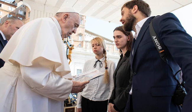Папа Римський Франциск зустрівся із дружинами бійців 