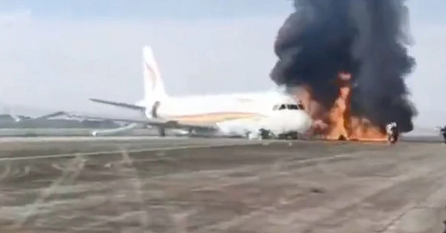У Китаї під час зльоту в аеропорту спалахнув літак. Постраждали 40 людей