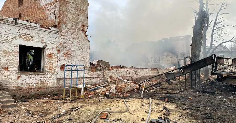 Ночью россияне ударили по школам и домам на Черниговщине: есть погибшие и раненые