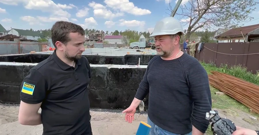 ОП: Біля Києва зводять новий будинок для родичів українського воїна, який загинув під Ізюмом