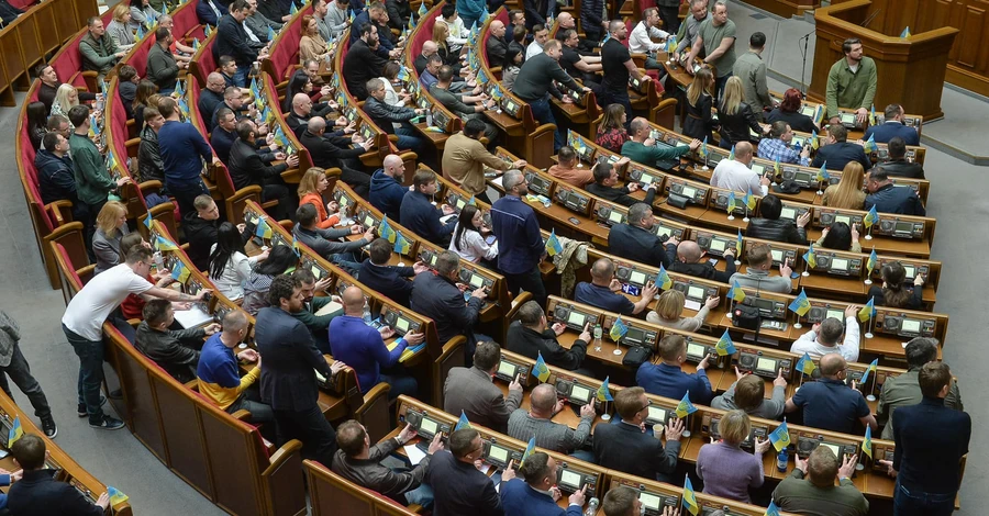 Воєнні рішення Верховної Ради: мораторій на борги та нові правила звільнення