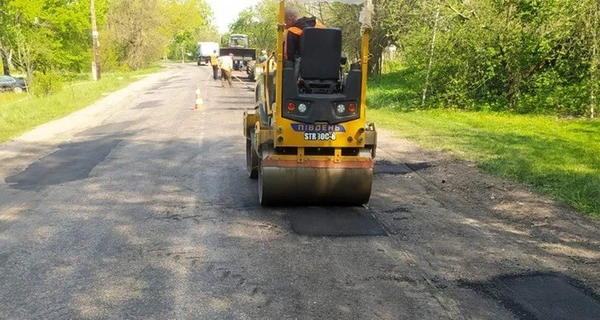 Ремонтируют дороги и строят объезды: в Черниговской области восстанавливают дорожную инфраструктуру