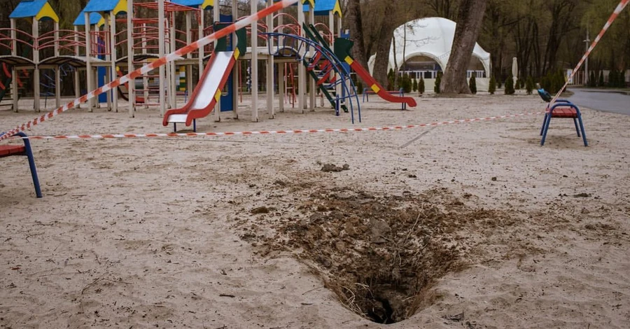 Зеленский показал последствия обстрелов Харьковщины: Уничтожают детские аттракционы и парки