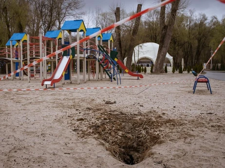 Зеленский показал последствия обстрелов Харьковщины: Уничтожают детские аттракционы и парки