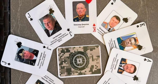 Залужний показав колоди карт із військовими злочинцями РФ: Щоб краще запам'ятовували їхні особи