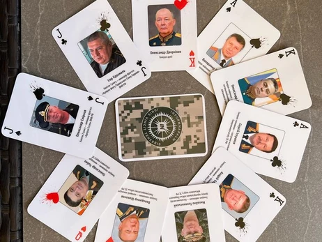 Залужный показал колоды карт с военными преступниками РФ: Чтобы лучше запоминали их лица