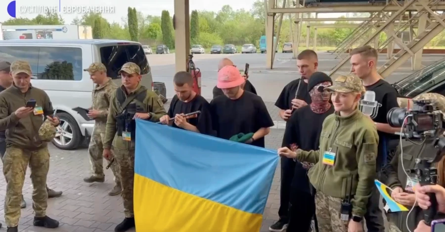Kalush Orchestra вернулись в Украину и спели "Stefania" с таможенниками