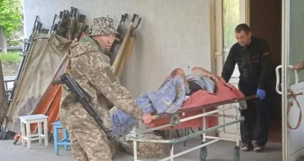 На Луганщині російські військові обстріляли лікарню, магазин та житлові будинки, загинуло 10 людей