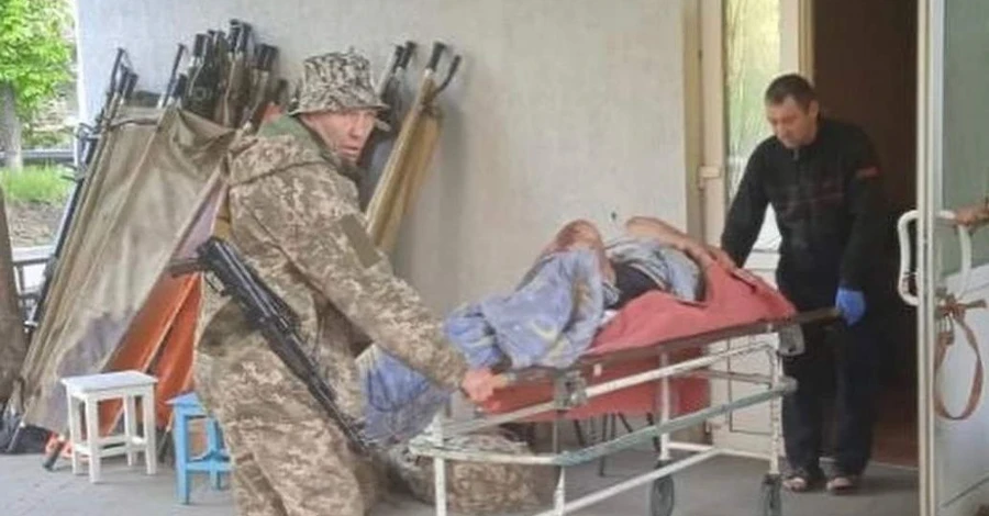 В Луганской области российские военные обстреляли больницу, магазин и жилые дома, погибли 10 человек