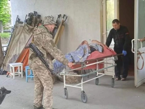 На Луганщині російські військові обстріляли лікарню, магазин та житлові будинки, загинуло 10 людей