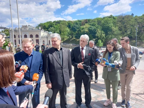 Кучма, Ющенко та Порошенко разом приїхали на прощання з Кравчуком