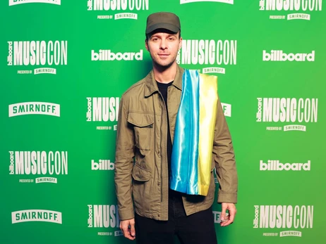 Макс Барских спел на украинском на Billboard MusicCon и призывал мир не привыкать к войне в Украине