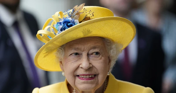 Елизавета II в желто-голубом наряде открыла новую ж/д линию в Лондоне