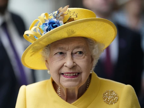 Єлизавета II відкрила нову залізничну лінію в Лондоні у жовто-блакитному вбранні