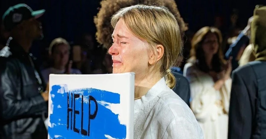 Литковская на показе в Лондоне вышла с плакатом «Help Mariupol, Azovstal. Now»