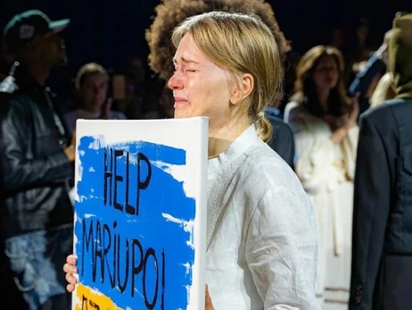 Литковская на показе в Лондоне вышла с плакатом «Help Mariupol, Azovstal. Now»