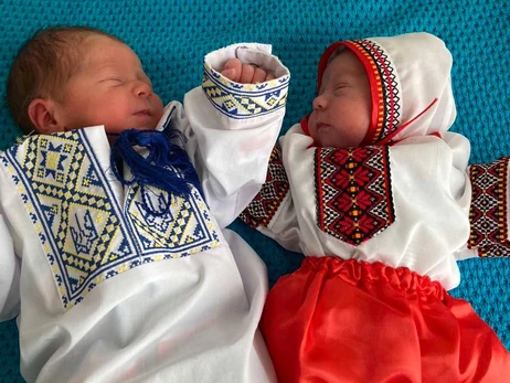 Украинским младенцам в прифронтовых регионах подарили первые вышиванки