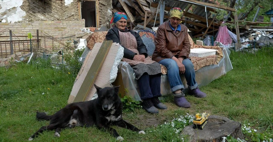 82-летняя пенсионерка из Ирпеня живет с дочерью в сарае и продает картошку, чтобы купить хлеб