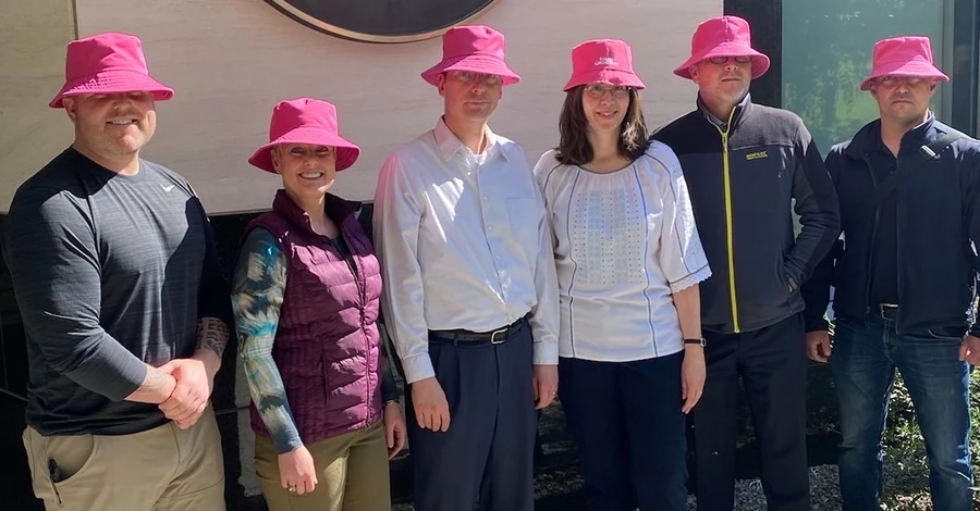 У посольстві США у Києві новий дрес-код – рожеві панами, як у лідера Kalush