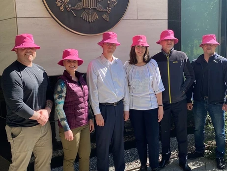 В посольстве США в Киеве новый дресс-код - розовые панамы, как у лидера Kalush