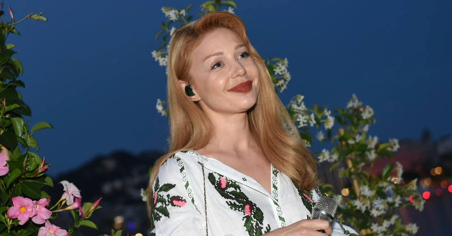 Тина Кароль спела в поддержку Украины на Каннском кинофестивале в платье-вышиванке