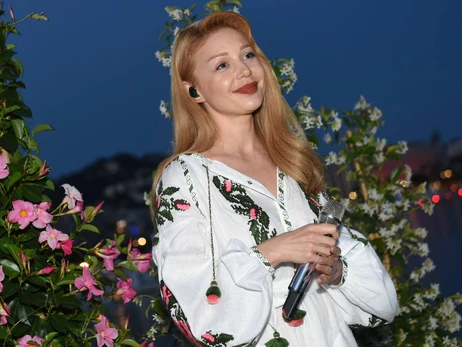 Тіна Кароль заспівала на підтримку України на Каннському кінофестивалі у сукні-вишиванці