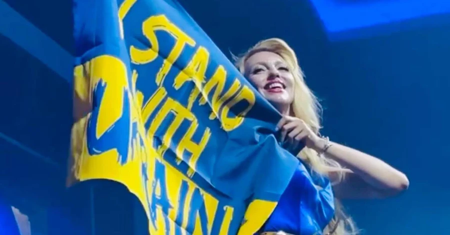 На концерте в США Полякова пела украинские песни и показала обращение Зеленского