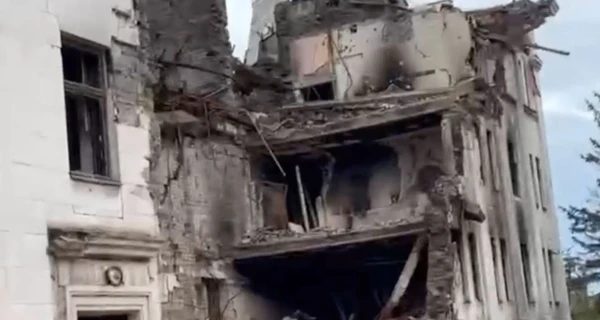 Військові РФ завершили розбір завалів Драмтеатру в Маріуполі – всі тіла поховали у братській могилі