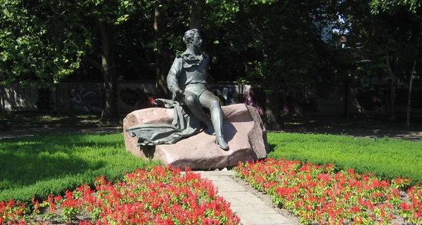 Мэр Николаева заявил, что памятник Пушкину демонтировали коммунальщики