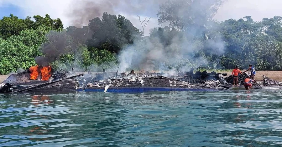 У Филиппин загорелось судно, на борту которого было  124 пассажира. Погибло 7 человек