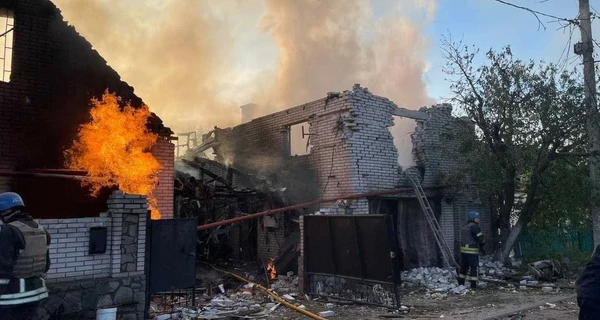 У Запоріжжі – чотири ранкові «прильоти». Одна з ракет потрапила до ТЦ, є загиблі