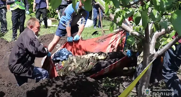 На Харківщині батьки 30 кілометрів несли останки вбитого росіянами сина у мішку