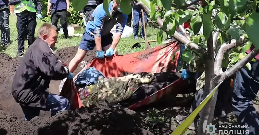 На Харківщині батьки 30 кілометрів несли останки вбитого росіянами сина у мішку