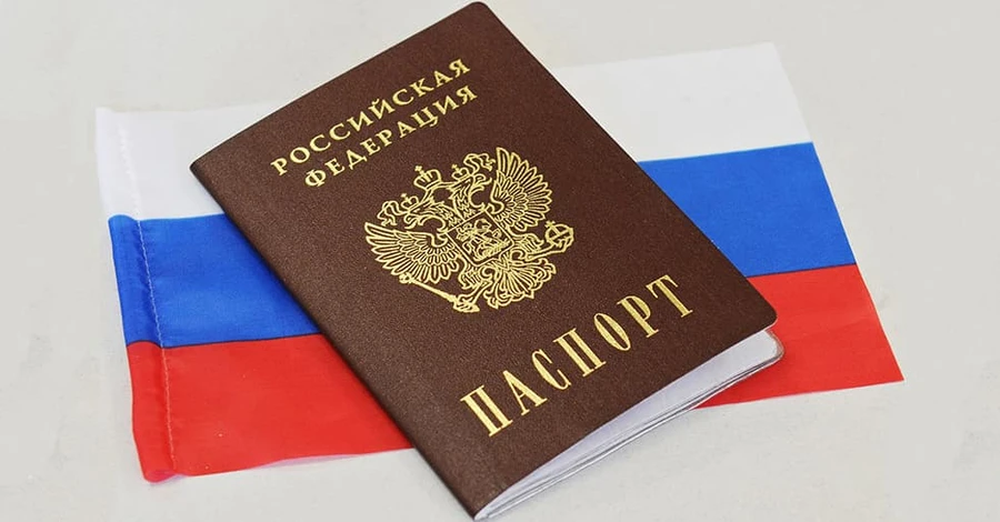 В Мариуполе российские военные раздают горожанам российские паспорта