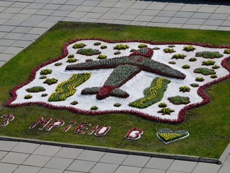 В Киеве создали цветник, посвященный самолету 