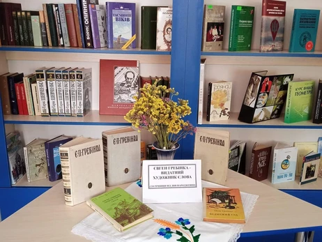 Жителька Сумщини на старенькому «Запорожці» під обстрілом урятувала сільську бібліотеку