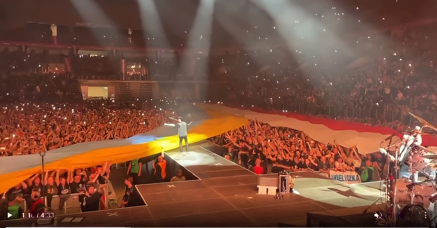 На концерте Scorpions в Кракове люди развернули огромные флаги Украины и Польши