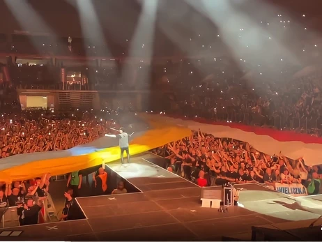 На концерте Scorpions в Кракове люди развернули огромные флаги Украины и Польши