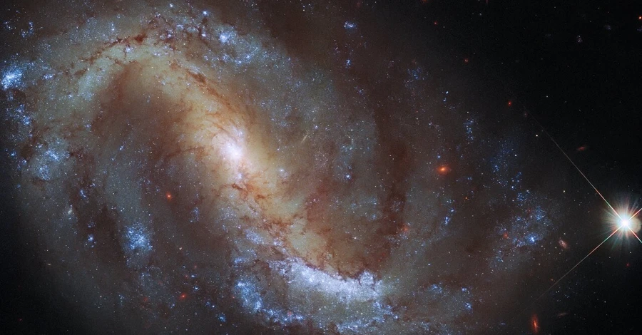 Телескоп Хаббл сфотографировал загадочную далекую галактику в созвездии Журавля