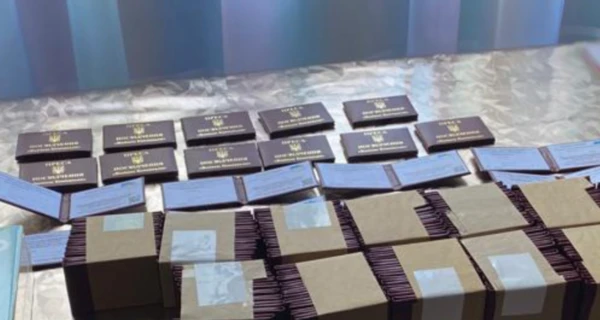 У Києві шахрай продав 800 фальшивих прес-карт та дозволів на зброю