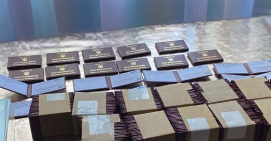 В Киеве мошенник продал 800 фальшивых пресс-карт и разрешений на оружие
