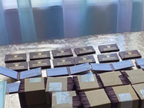 У Києві шахрай продав 800 фальшивих прес-карт та дозволів на зброю